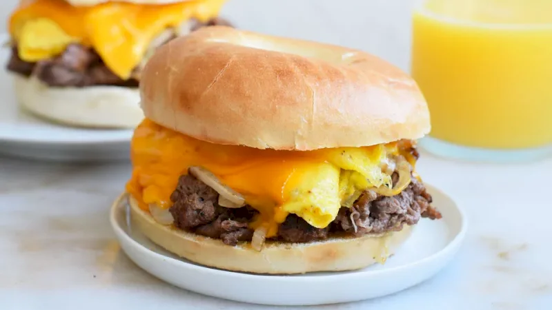 Bánh mì nướng, trứng và pho mát