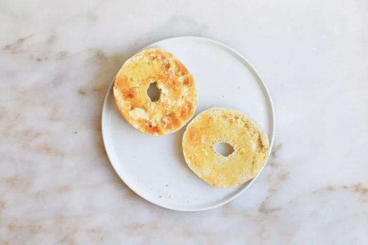 B&aacute;nh m&igrave; nướng, trứng v&agrave; pho m&aacute;t