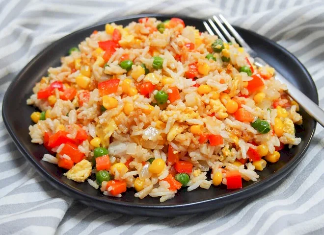 Cơm chi&ecirc;n thập cẩm