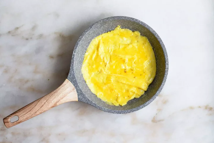 B&aacute;nh m&igrave; nướng, trứng v&agrave; pho m&aacute;t
