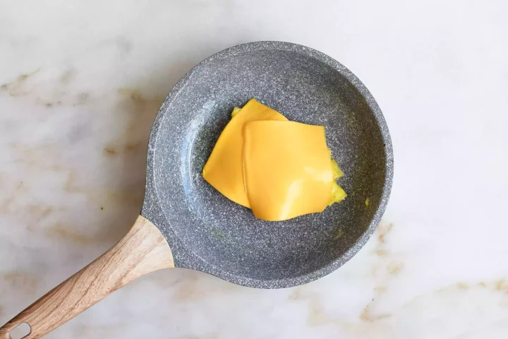 B&aacute;nh m&igrave; nướng, trứng v&agrave; pho m&aacute;t