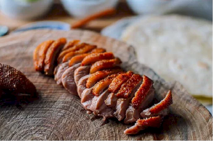 cắt l&aacute;t thịt vịt vừa ăn