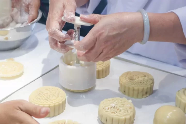 Nặn b&aacute;nh trung thu rồi đem đi nướng