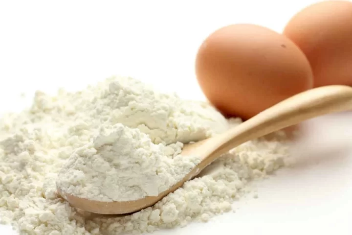 Chuẩn bị bột v&agrave; trứng g&agrave; c&ugrave;ng một số nguy&ecirc;n liệu kh&aacute;c l&agrave;m vỏ b&aacute;nh
