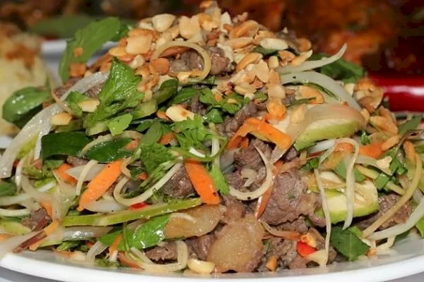 M&oacute;n gỏi b&ograve; b&oacute;p thấu với rau thơm