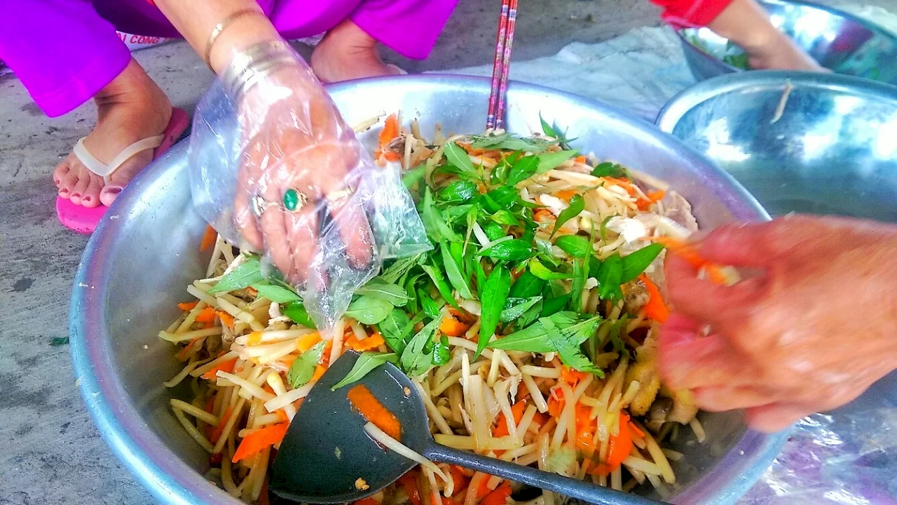 C&aacute;ch l&agrave;m gỏi g&agrave; gi&ograve;n dai với ng&oacute; sen