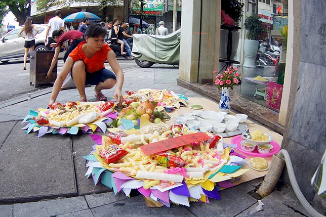 M&acirc;m đồ lễ c&uacute;ng c&ocirc; hồn
