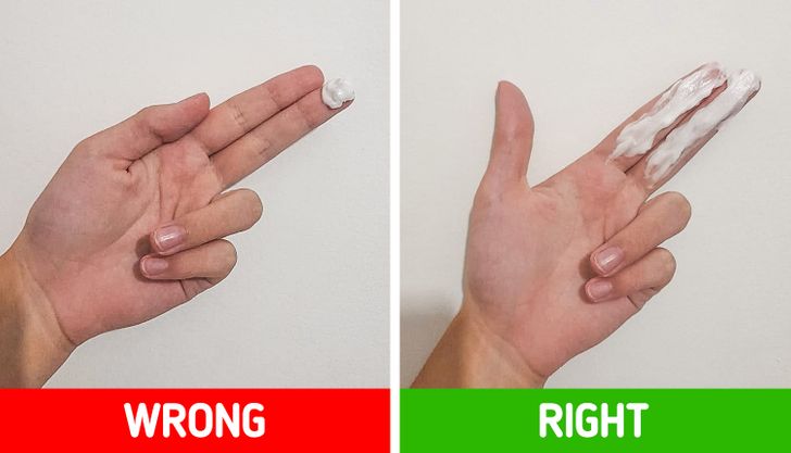 Bàn tay bôi kem chống nắng theo kỹ thuật Two-Finger