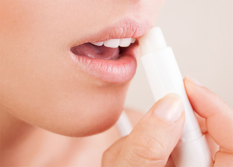 son dưỡng có chứa SPF để bảo vệ đôi môi mềm mại của bạn